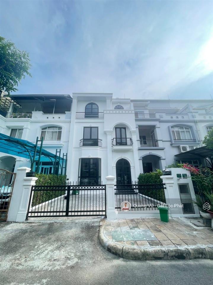 Bán 06 căn biệt thự hưng thái phú mỹ hưng, dt 7x18m, 9x18m shr, giá tốt 32 tỷ/căn.  0901 294 ***