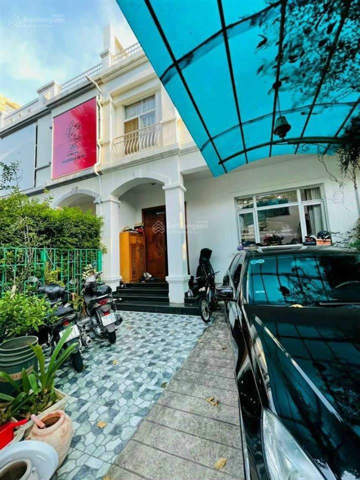 Bán lỗ 5 tỷ căn biệt thự hưng thái phú mỹ hưng, dt 7x18m shr, giá chỉ 30 tỷ/căn.  0901 294 ***