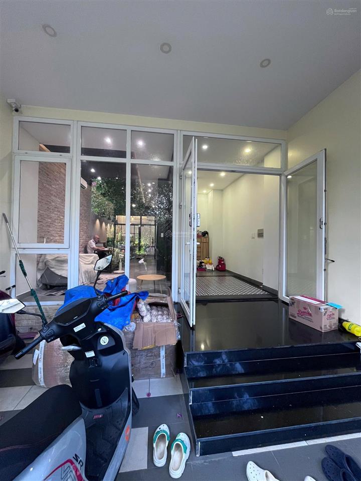 Văn phòng 55m2  có 3 máy lạnh. giá cho thuê 14.5 triệu/tháng   0909 082 ***