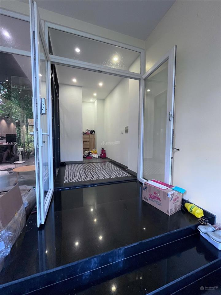 Văn phòng 55m2  có 3 máy lạnh. giá cho thuê 14.5 triệu/tháng   0909 082 ***