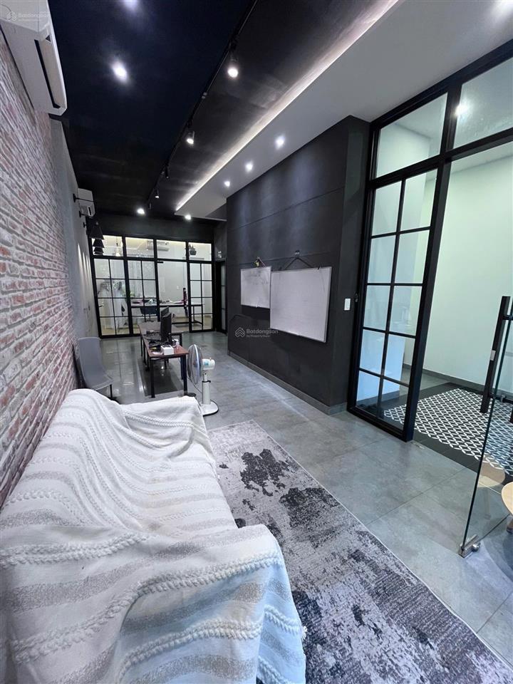 Văn phòng 55m2  có 3 máy lạnh. giá cho thuê 14.5 triệu/tháng   0909 082 ***