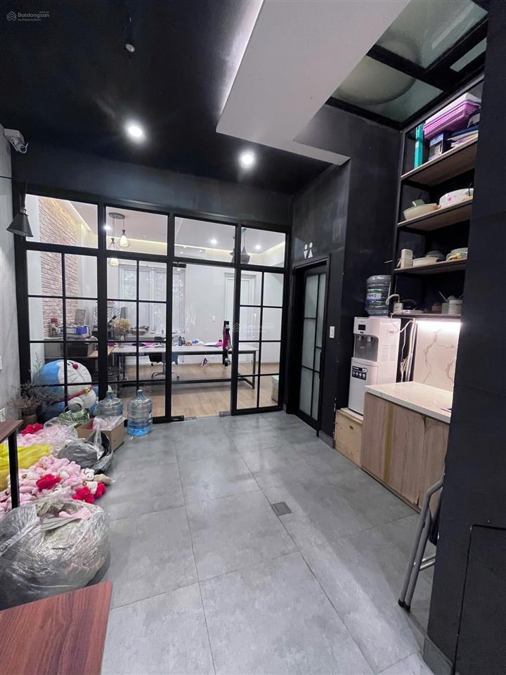 Văn phòng 55m2  có 3 máy lạnh. giá cho thuê 14.5 triệu/tháng   0909 082 ***
