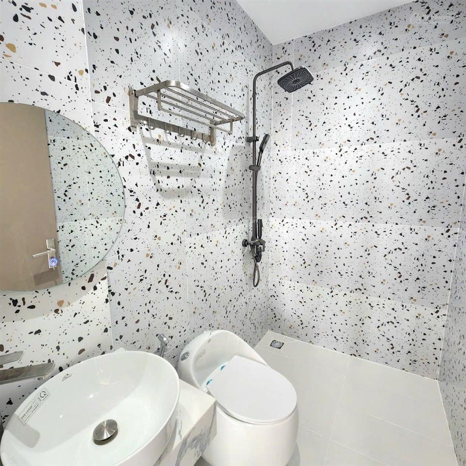 Nhà mặt tiền lâm văn bền  300m2, 1 trệt, 3 lầu. có thang máy  70 triệu/tháng.  0909 082 ***