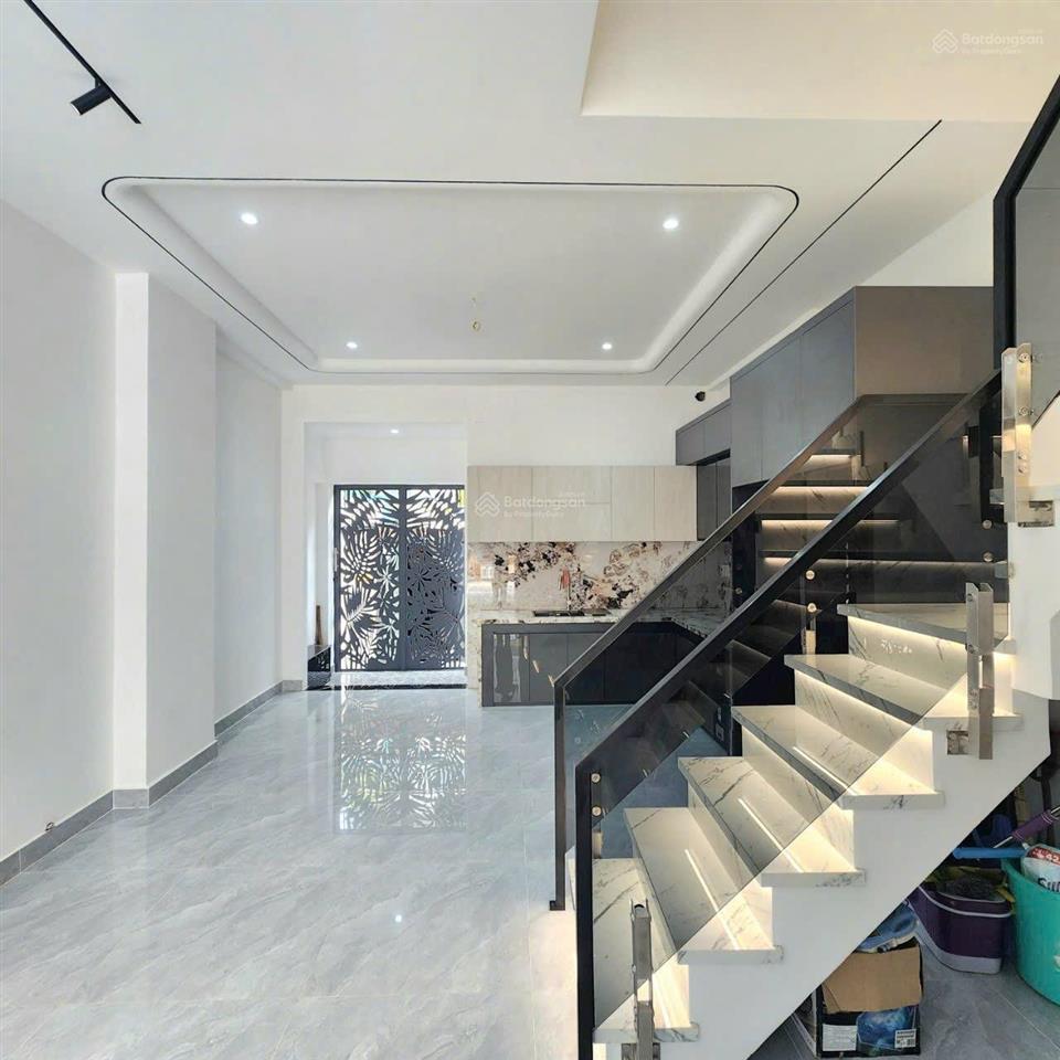 Nhà mặt tiền lâm văn bền  300m2, 1 trệt, 3 lầu. có thang máy  70 triệu/tháng.  0909 082 ***