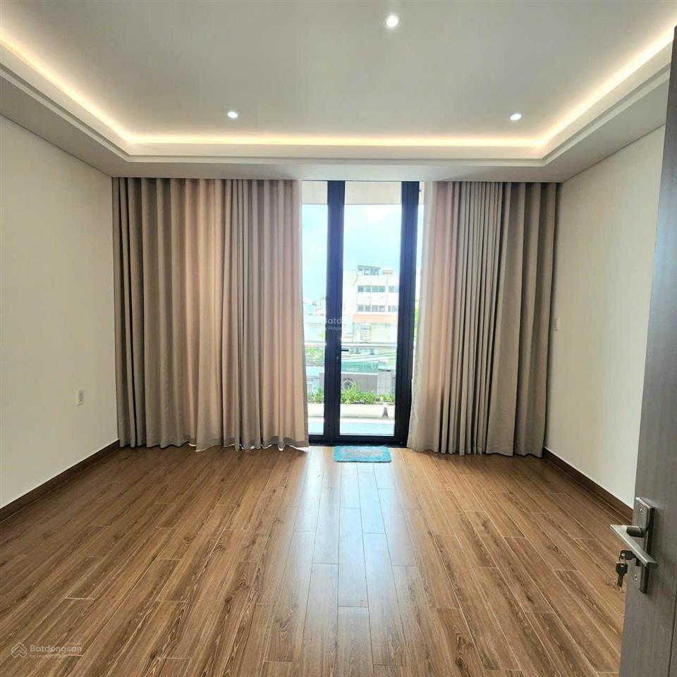 Nhà mặt tiền lâm văn bền  300m2, 1 trệt, 3 lầu. có thang máy  70 triệu/tháng.  0909 082 ***
