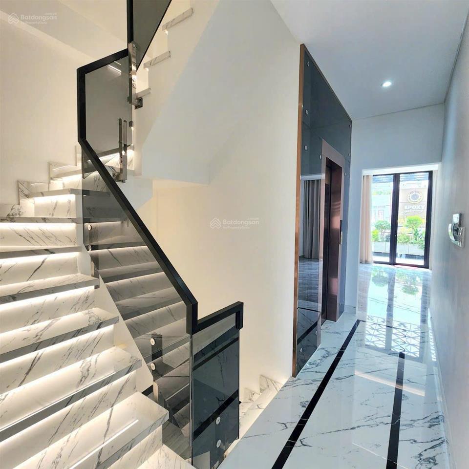 Nhà mặt tiền lâm văn bền  300m2, 1 trệt, 3 lầu. có thang máy  70 triệu/tháng.  0909 082 ***