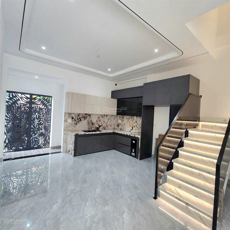 Nhà mặt tiền lâm văn bền  300m2, 1 trệt, 3 lầu. có thang máy  70 triệu/tháng.  0909 082 ***
