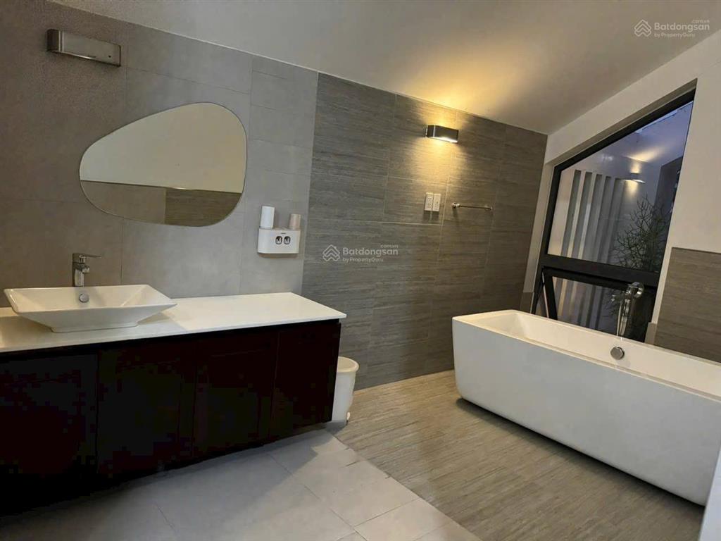 Biệt thự quận 7  500m2,hầm trệt 2 lầu  giá 60 triệu/tháng.  0909 082 ***