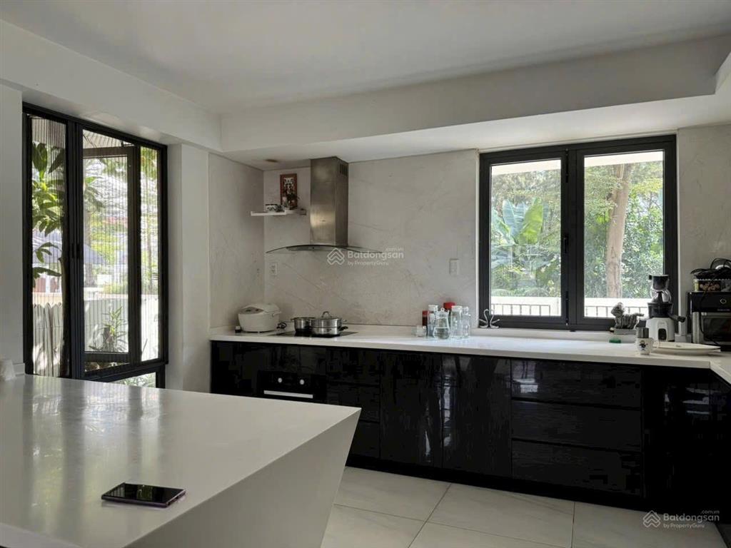 Biệt thự quận 7  500m2,hầm trệt 2 lầu  giá 60 triệu/tháng.  0909 082 ***