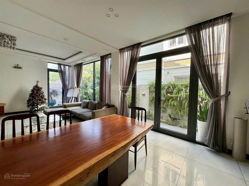 Cho thuê biệt thự ven sông quận 7  500m2  full nt. giá 60 triệu/tháng.  0909 082 ***