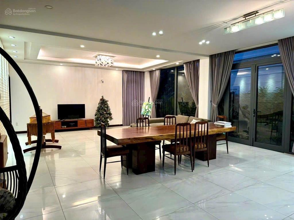 Cho thuê biệt thự ven sông quận 7  500m2  full nt. giá 60 triệu/tháng.  0909 082 ***
