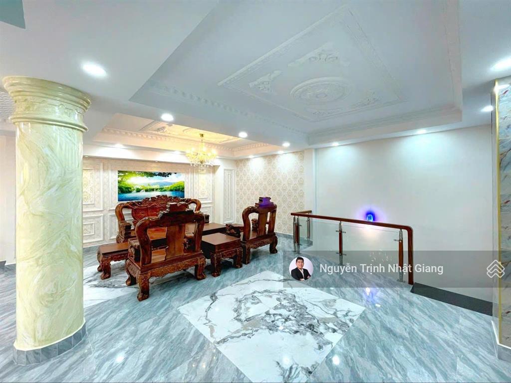 Rất khó để kiếm được căn nhà bề ngang 6,6m ô tô ngủ trong nhà giá 6.8 tỷ