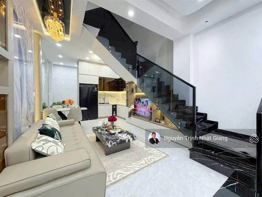 Bán nhà phố mặt khu dân cư đông đúc thuận lợi kinh doanh