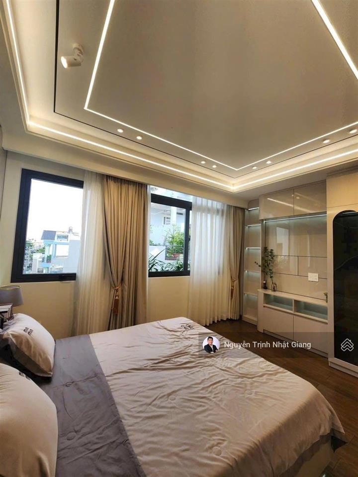 Bán nhà phố mới xây xong thiết kế hiện đại sang trọng