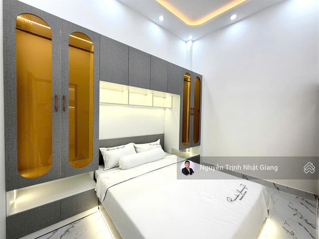 Nhà phố sân vườn rộng thoáng ô tô đậu luôn trong nhà