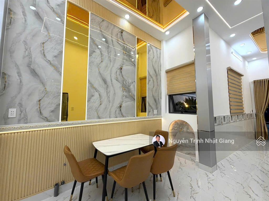 Nhà phố sân vườn rộng thoáng ô tô đậu luôn trong nhà