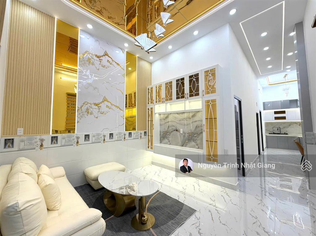 Nhà phố sân vườn rộng thoáng ô tô đậu luôn trong nhà