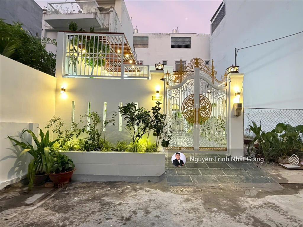 Nhà phố sân vườn rộng thoáng ô tô đậu luôn trong nhà