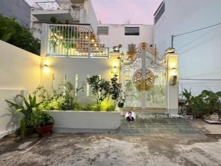 Nhà phố sân vườn rộng thoáng ô tô đậu luôn trong nhà