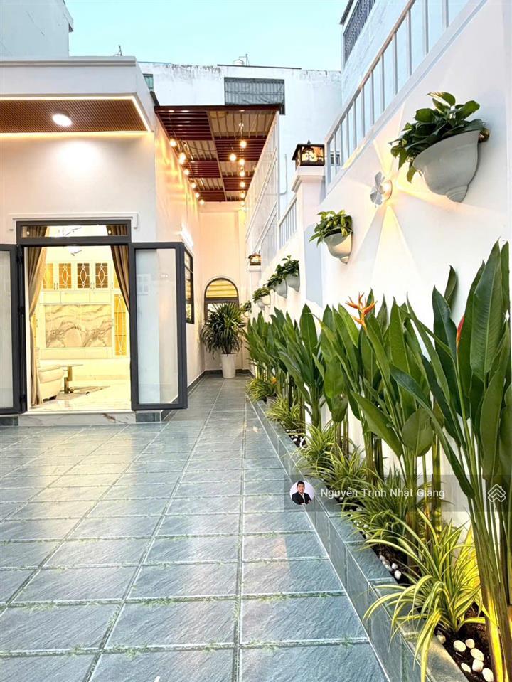 Nhà phố sân vườn rộng thoáng ô tô đậu luôn trong nhà