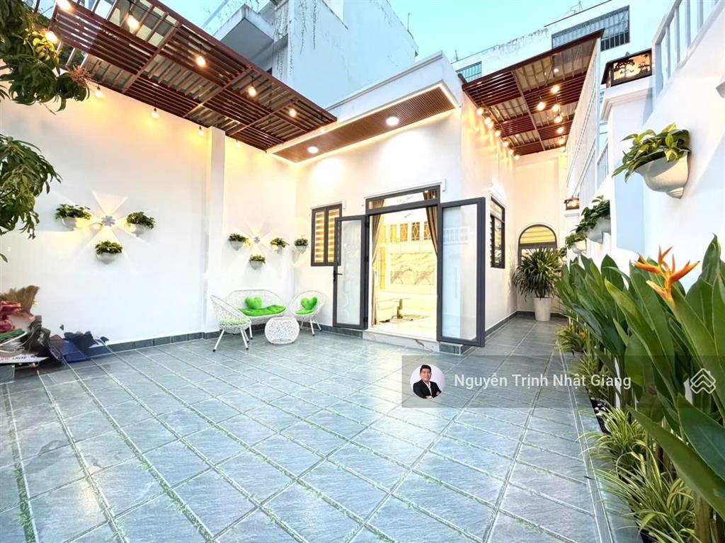 Nhà phố sân vườn rộng thoáng ô tô đậu luôn trong nhà