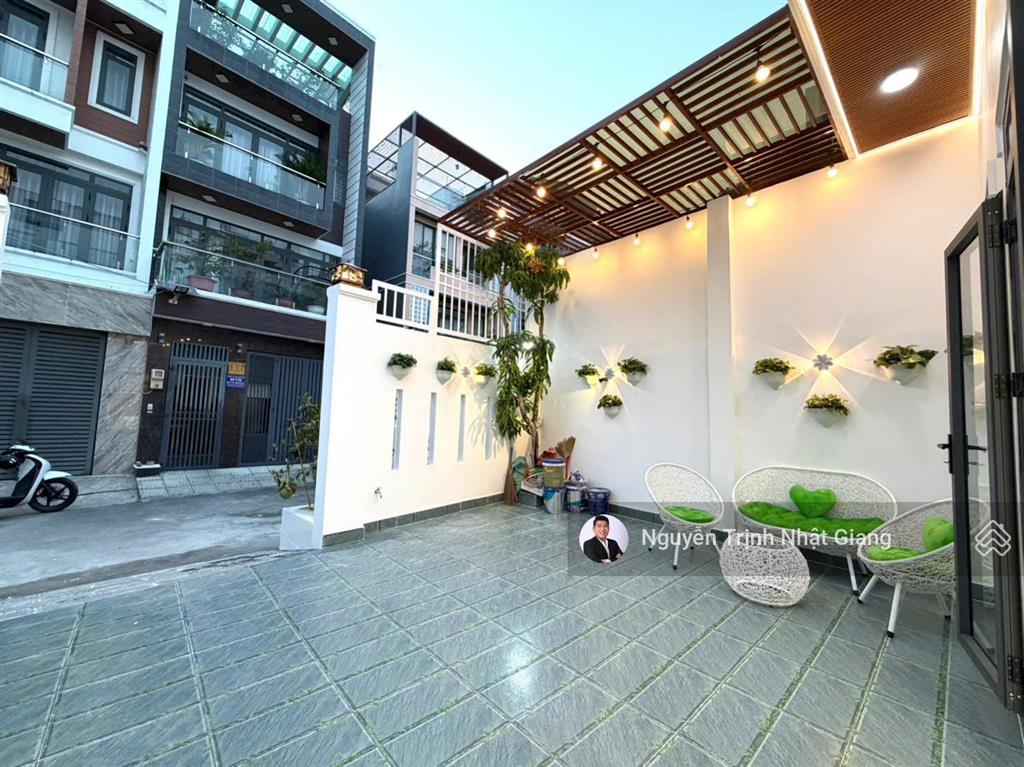 Nhà phố sân vườn rộng thoáng ô tô đậu luôn trong nhà