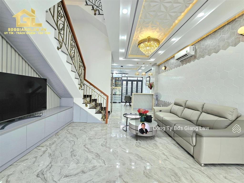 Nhà đẹp full nội thất cao cấp có luôn thang máy vị trí đẹp tại kdc có công viên, cổng bảo vệ