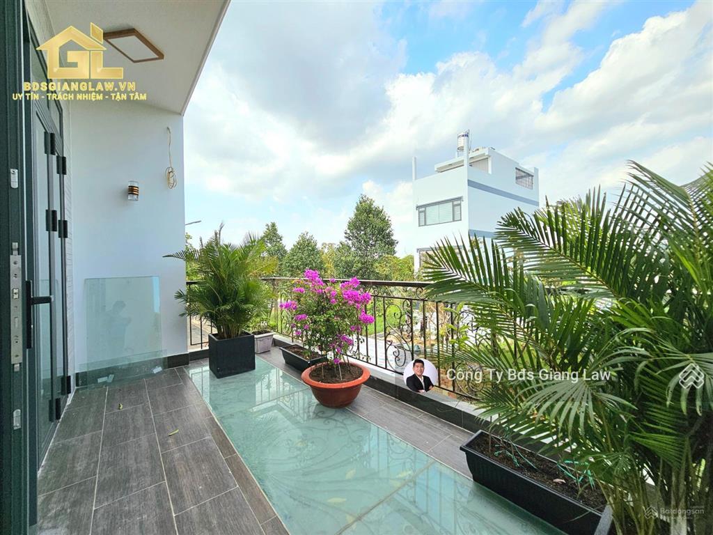 Nhà đẹp full nội thất cao cấp có luôn thang máy vị trí đẹp tại kdc có công viên, cổng bảo vệ