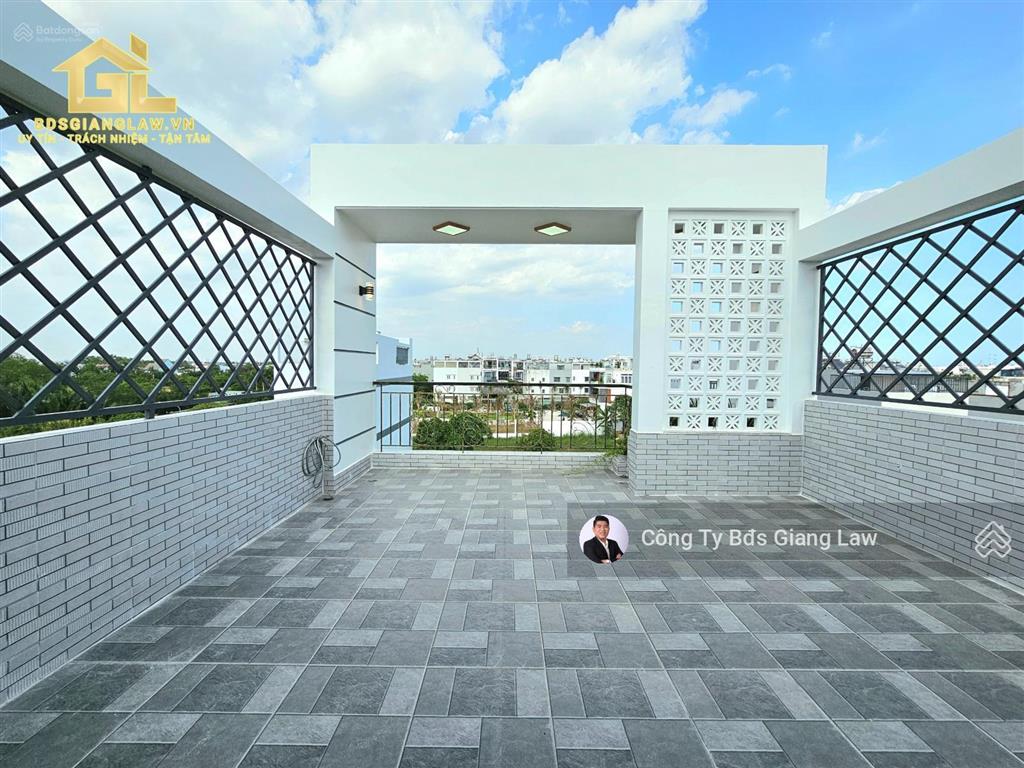 Nhà đẹp full nội thất cao cấp có luôn thang máy vị trí đẹp tại kdc có công viên, cổng bảo vệ