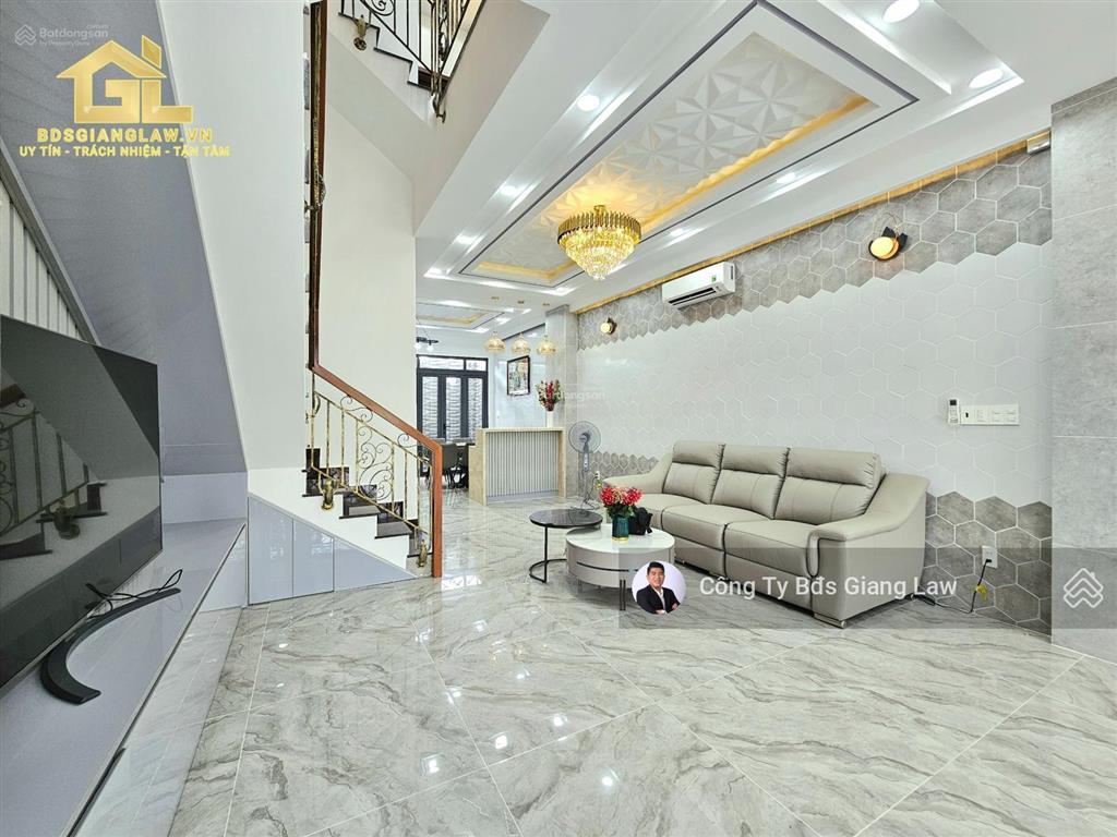 Nhà đẹp full nội thất cao cấp có luôn thang máy vị trí đẹp tại kdc có công viên, cổng bảo vệ