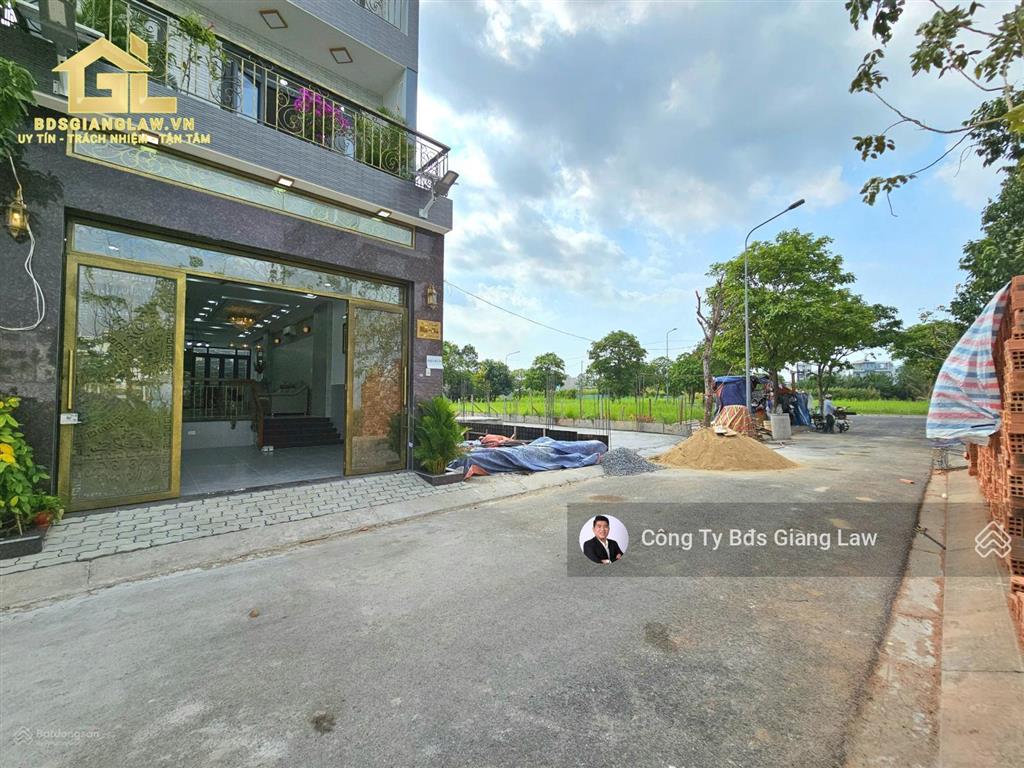 Nhà đẹp full nội thất cao cấp có luôn thang máy vị trí đẹp tại kdc có công viên, cổng bảo vệ