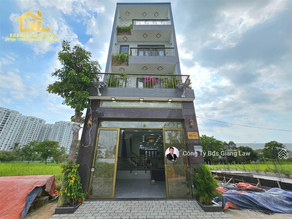 Nhà đẹp full nội thất cao cấp có luôn thang máy vị trí đẹp tại kdc có công viên, cổng bảo vệ