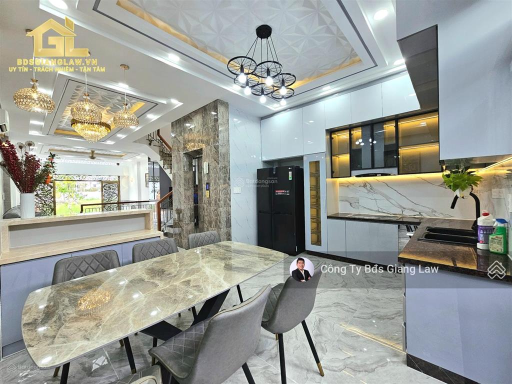 Nhà đẹp full nội thất cao cấp có luôn thang máy vị trí đẹp tại kdc có công viên, cổng bảo vệ