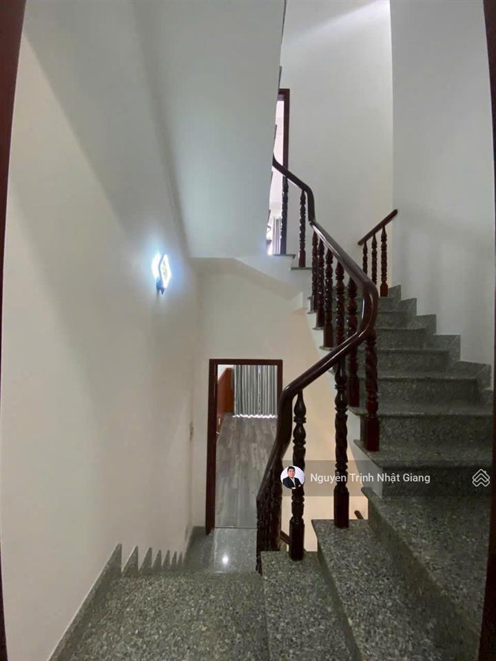 Bán nhà phố ô tô đỗ trước cửa nhà thiết kế lệch tầng hiện đại