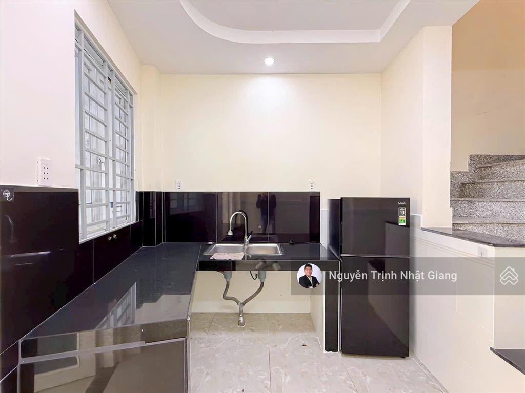 Bán nhà phố cạnh phú mỹ hưng chủ nhà bao sơn mới