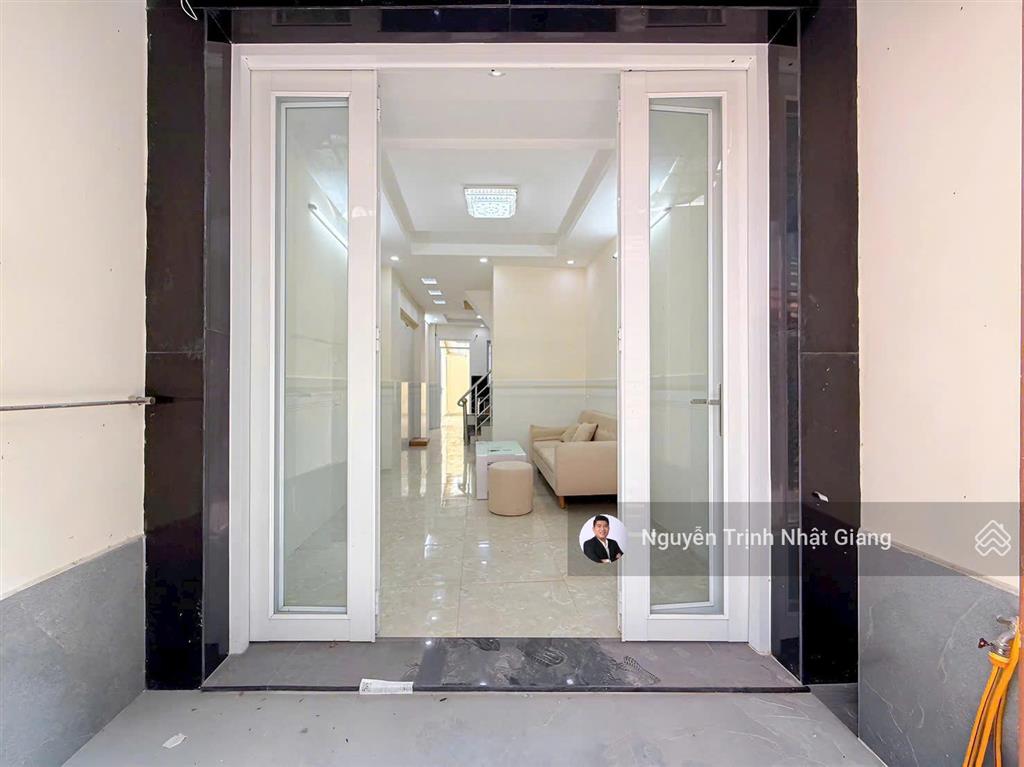 Bán nhà phố cạnh phú mỹ hưng chủ nhà bao sơn mới
