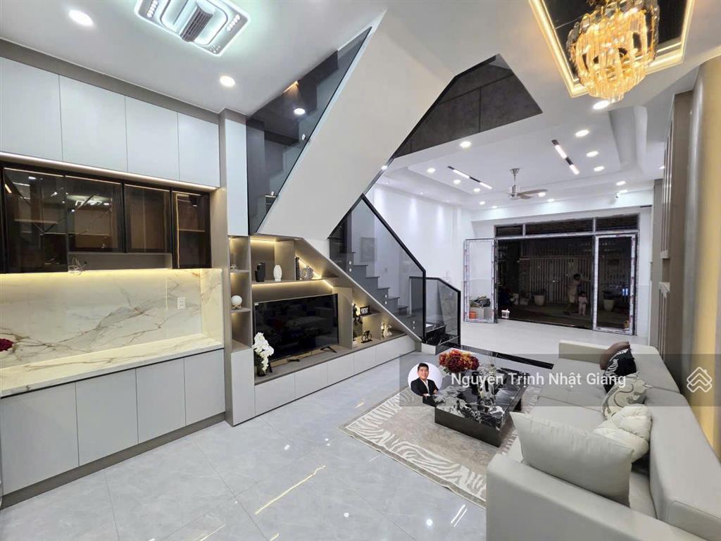 Bán nhà phố mặt khu dân cư đông đúc, thuận lợi kinh doanh