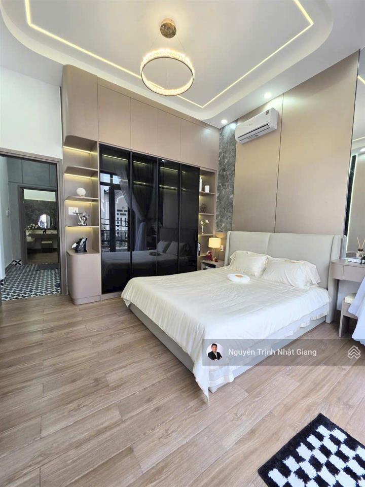 Bán nhà phố mặt khu dân cư đông đúc, thuận lợi kinh doanh