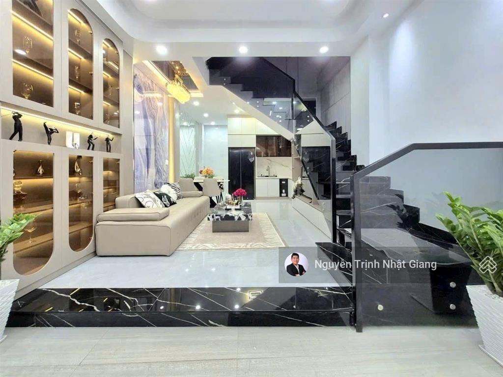 Bán nhà phố mặt khu dân cư đông đúc, thuận lợi kinh doanh
