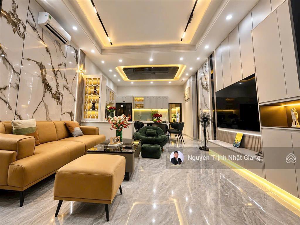 Quá nóng với căn nhà phố sân vườn hơn 100m2 giá chỉ nhỉnh 5 tỷ còn thương lượng