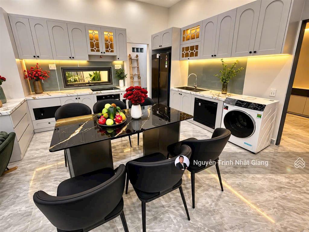 Quá nóng với căn nhà phố sân vườn hơn 100m2 giá chỉ nhỉnh 5 tỷ còn thương lượng