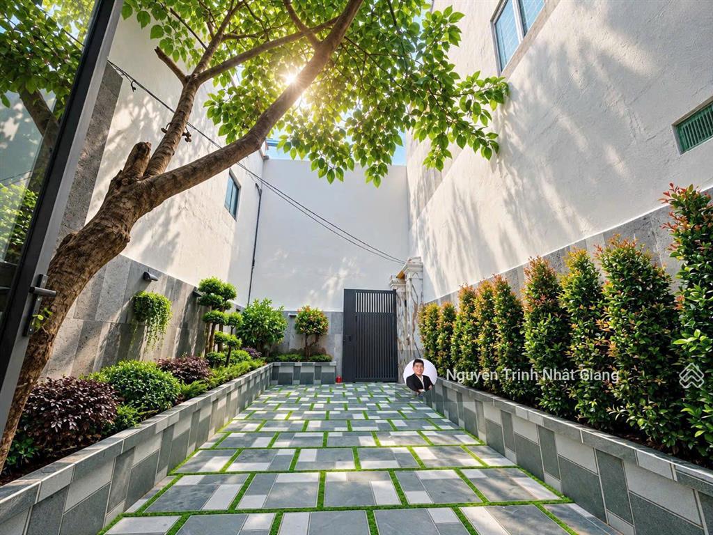Quá nóng với căn nhà phố sân vườn hơn 100m2 giá chỉ nhỉnh 5 tỷ còn thương lượng