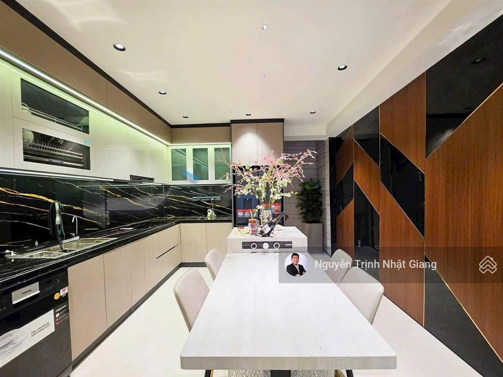 Bán nhà phố mặt tiền đường thuận lợi kinh doanh mua bán