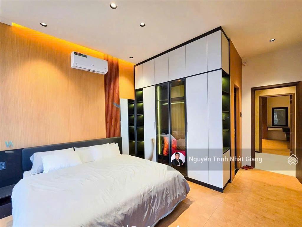 Bán nhà phố mặt tiền đường thuận lợi kinh doanh mua bán