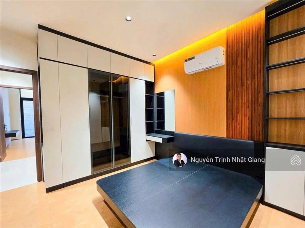 Bán nhà phố mặt tiền đường thuận lợi kinh doanh mua bán