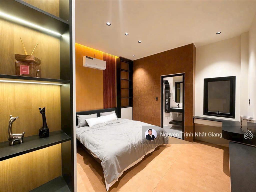 Bán nhà phố mặt tiền đường thuận lợi kinh doanh mua bán