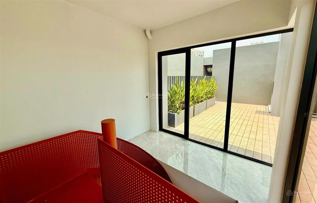 Bán căn penthouse the aurora phú mỹ hưng có sân và ô xe  0939 949 ***  em tú