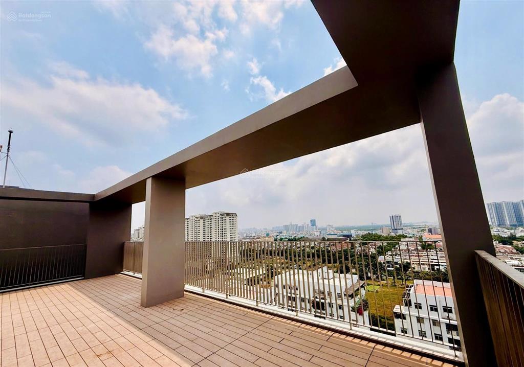 Bán căn penthouse the aurora phú mỹ hưng có sân và ô xe  0939 949 ***  em tú