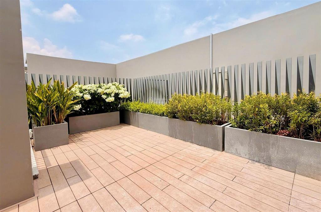 Bán căn penthouse the aurora phú mỹ hưng có sân và ô xe  0939 949 ***  em tú