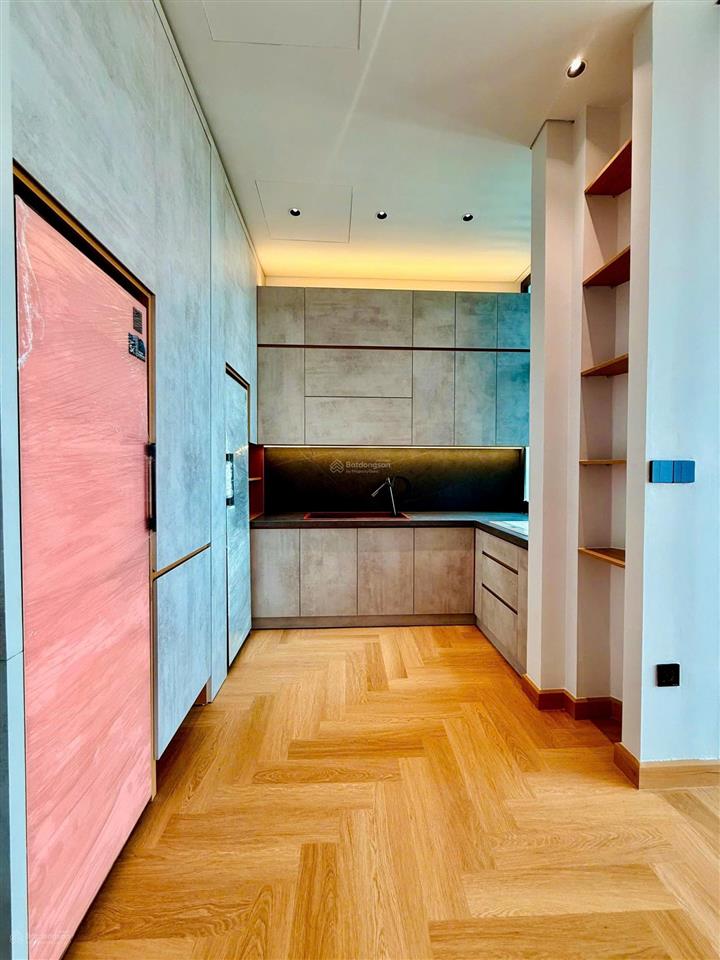 Bán căn penthouse the aurora phú mỹ hưng có sân và ô xe  0939 949 ***  em tú